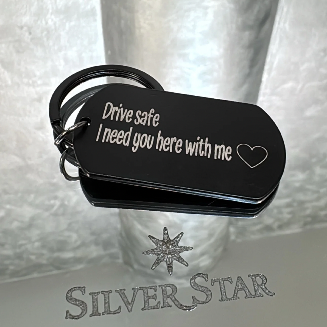 Mat crni privjesak za ključeve sa graviranjem - Silver Star