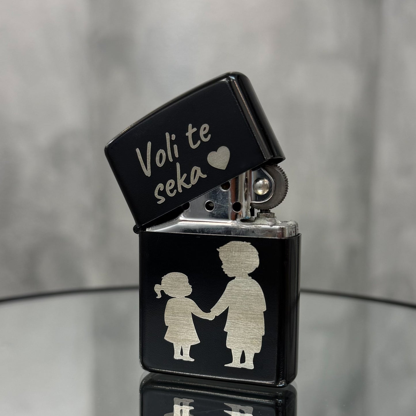 Benzinski upaljač crne boje s graviranjem po Vašoj želji